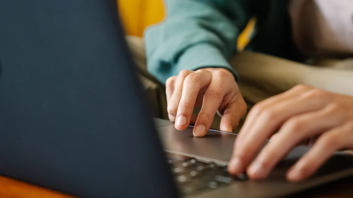 Grafika ilustracyjna do artykułu o autoinwentaryzacji pracowników online